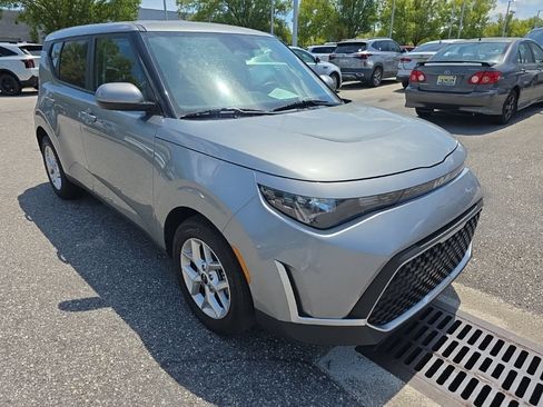 Used 2025 Kia Soul LX w/ LX Technology Package FWD image 1