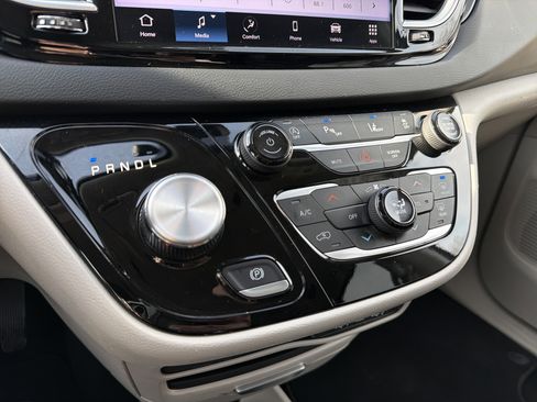 Used 2023 Chrysler Pacifica Touring-L image 21