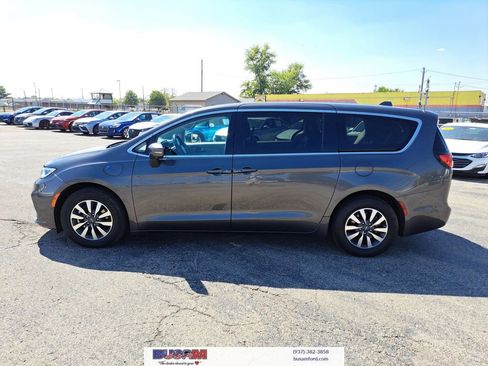 Used 2022 Chrysler Pacifica Touring-L w/ Uconnect Theater Family Group image 23