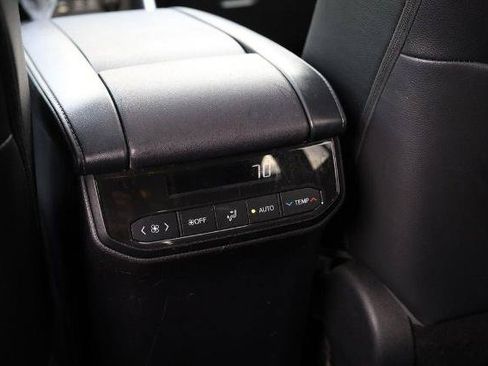 Used 2022 Toyota Highlander XLE AWD/4WD image 25