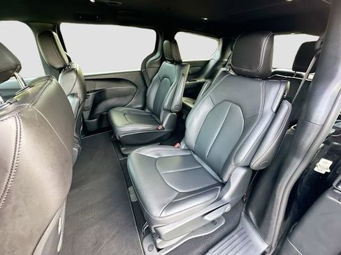Used 2024 Chrysler Pacifica Select image 24