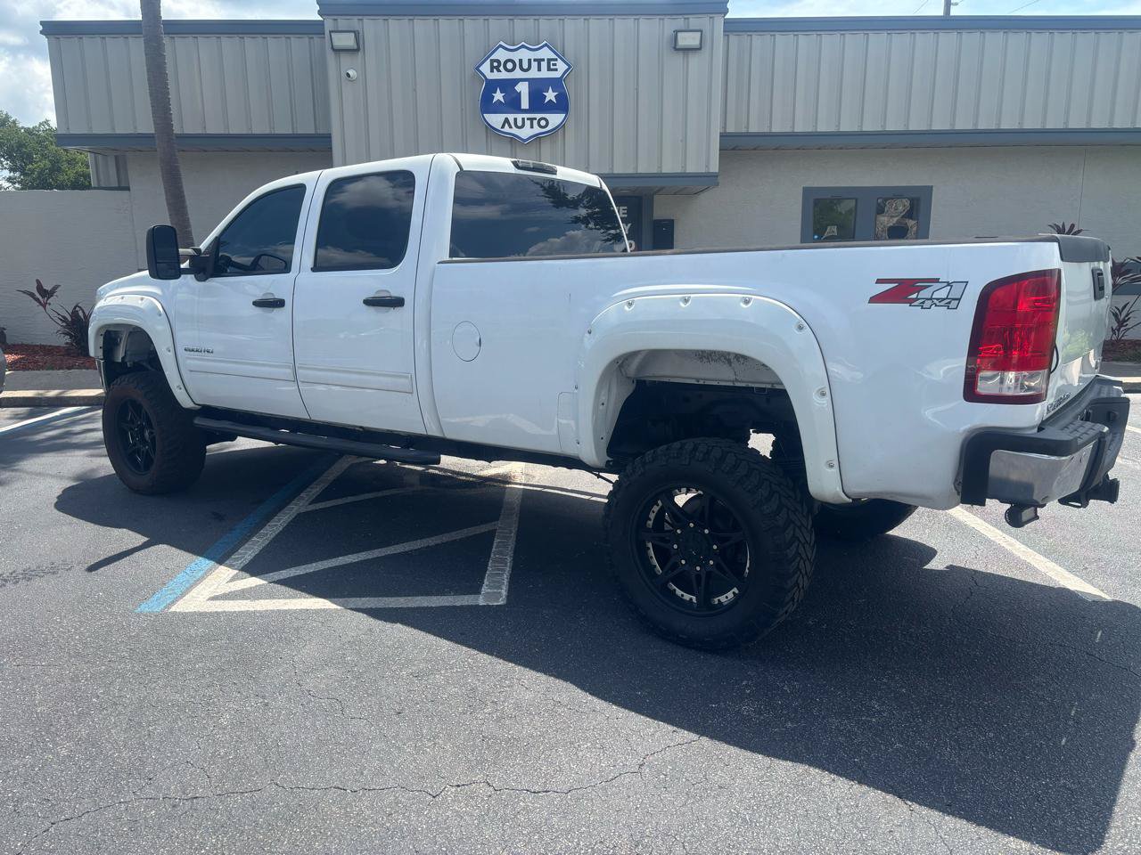 Used 2012 GMC Sierra 2500 SLE w/ SLE Preferred Package AWD/4WD image 3