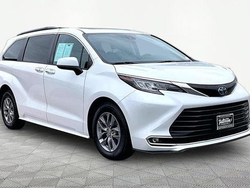 Used 2023 Toyota Sienna XLE FWD image 5