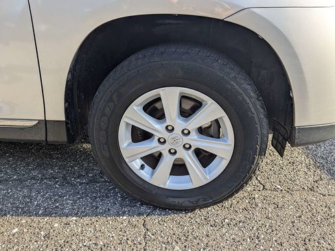 Used 2013 Toyota Highlander Plus FWD image 11