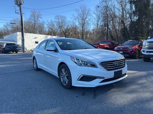Used 2017 Hyundai Sonata SE image 1