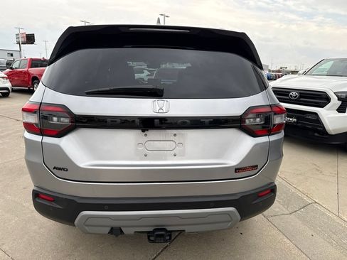 Used 2025 Honda Pilot TrailSport image 10