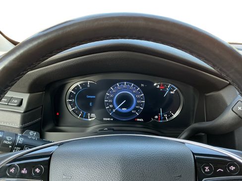 Used 2020 Cadillac Escalade ESV Premium Luxury image 13