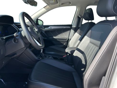 Certified 2022 Volkswagen Tiguan SE w/ Panoramic Sunroof Package image 2