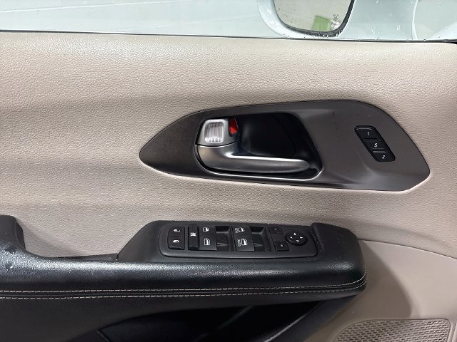 Used 2021 Chrysler Pacifica Touring-L FWD image 12
