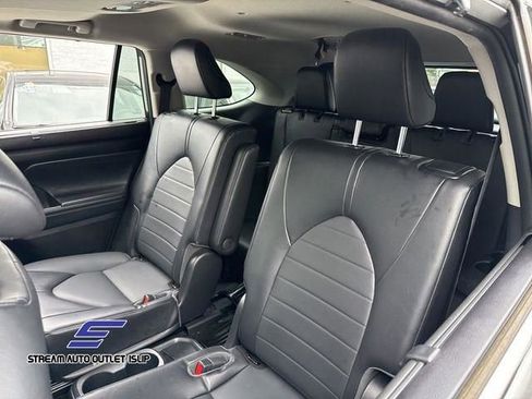 Used 2022 Toyota Highlander XLE image 29