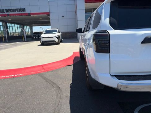 Used 2018 Toyota 4Runner TRD Off-Road Premium AWD/4WD image 6