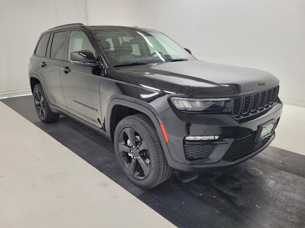 Used 2023 Jeep Grand Cherokee Limited w/ Black Appearance Package AWD/4WD image 13