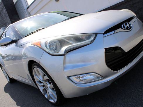 Used 2012 Hyundai Veloster w/ Style Pkg image 9