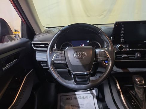 Used 2021 Toyota Highlander XLE AWD/4WD image 11
