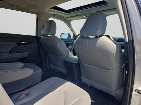Used 2023 Toyota Highlander XLE FWD image 29