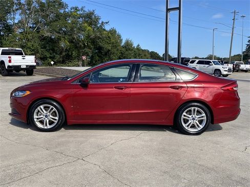 Used 2018 Ford Fusion SE w/ Fusion SE Technology Package image 2