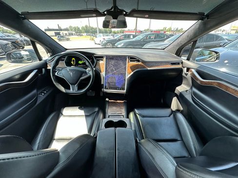 Used 2018 Tesla Model X 75D image 17