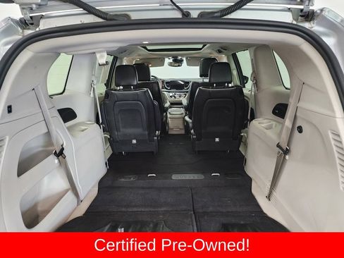 Certified 2023 Chrysler Pacifica Limited FWD image 32