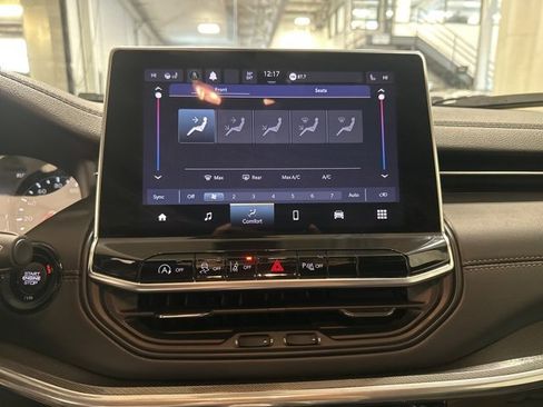 Used 2023 Jeep Compass Limited image 23