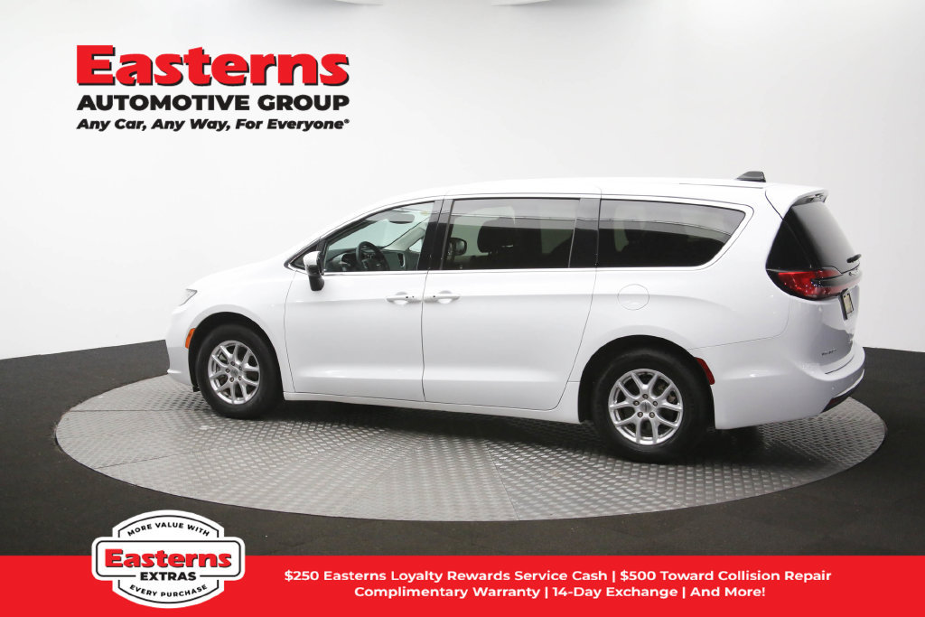 Used 2023 Chrysler Pacifica Touring-L FWD image 61