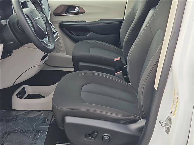 Used 2022 Chrysler Voyager LX FWD image 15