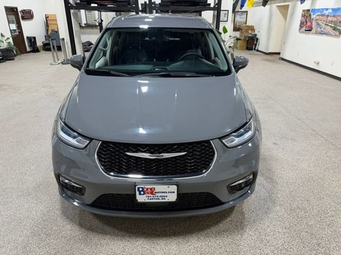 Used 2023 Chrysler Pacifica Touring-L FWD image 11