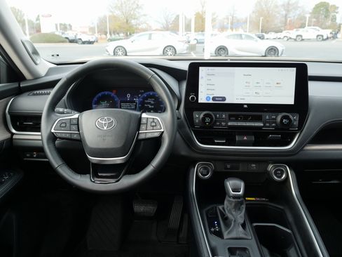 Used 2024 Toyota Grand Highlander Limited image 20