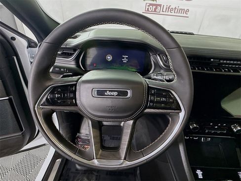 Used 2023 Jeep Grand Cherokee Overland w/ Luxury Tech Group IV image 20