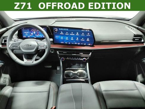 Used 2026 Chevrolet Traverse Z71 image 2