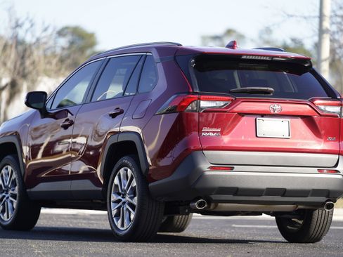 Used 2022 Toyota RAV4 XLE Premium image 3