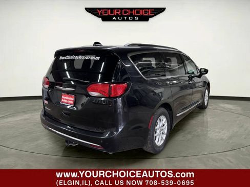 Used 2020 Chrysler Pacifica Touring-L FWD image 5