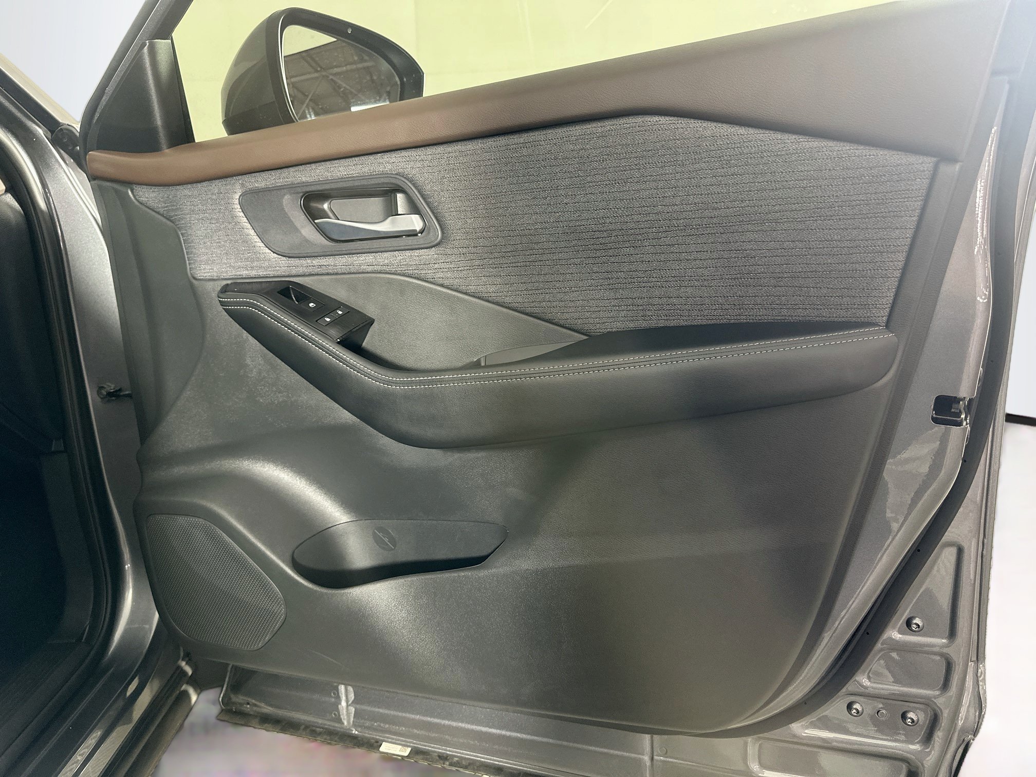 Used 2023 Nissan Rogue SV FWD image 31