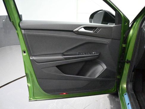 Certified 2025 Volkswagen Taos SE image 8