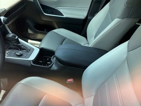 Certified 2022 Toyota RAV4 XLE Premium AWD/4WD image 9