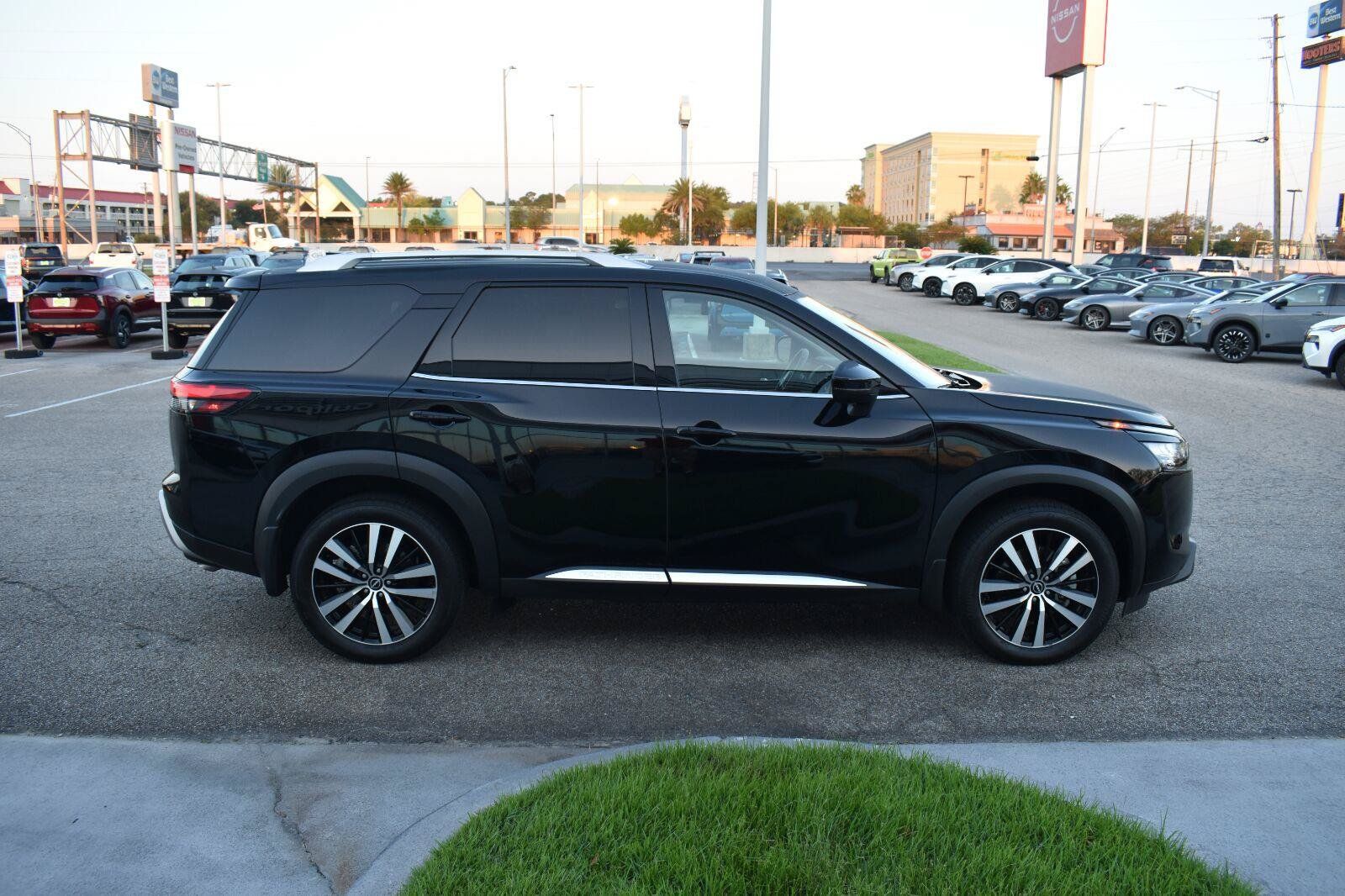 Used 2025 Nissan Pathfinder Platinum w/ Black Appearance Package FWD image 17
