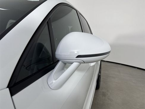 Certified 2025 Porsche Macan image 12