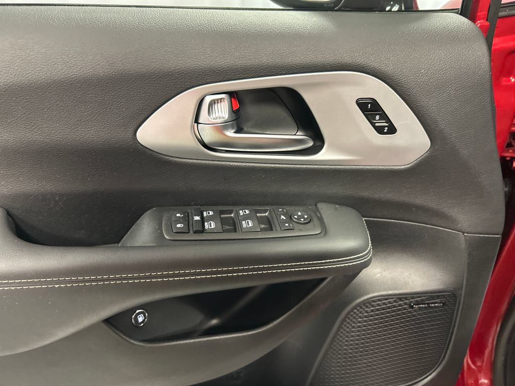 Used 2025 Chrysler Pacifica Premium FWD image 12
