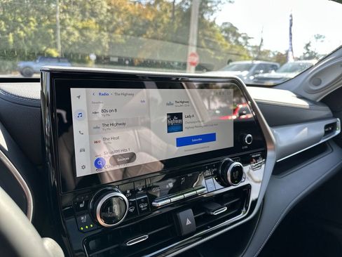 Used 2025 Toyota Highlander Platinum image 25