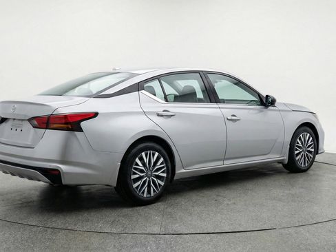Used 2025 Nissan Altima 2.5 SV FWD image 9
