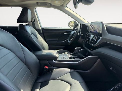 Certified 2025 Toyota Highlander XLE FWD image 13