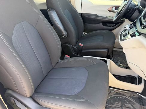 Used 2021 Chrysler Voyager L FWD image 11