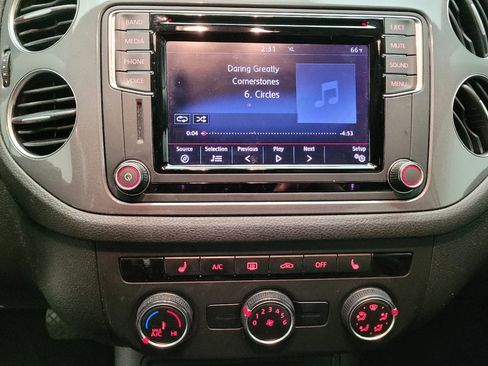 Used 2017 Volkswagen Tiguan S image 25