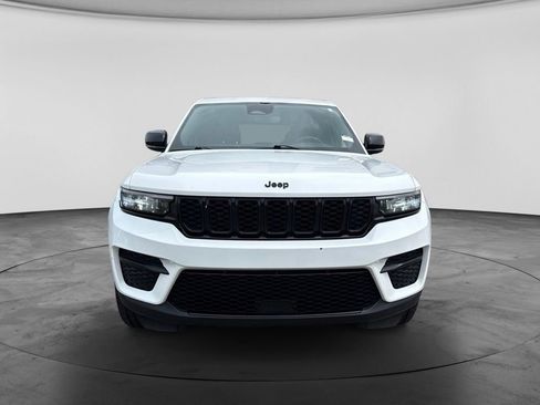 Used 2023 Jeep Grand Cherokee Altitude AWD/4WD image 4