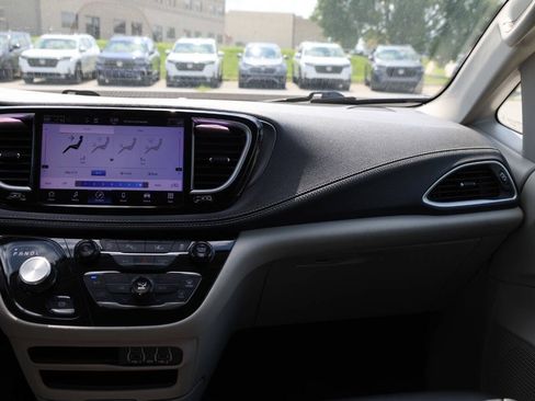 Used 2023 Chrysler Pacifica Touring-L FWD image 26