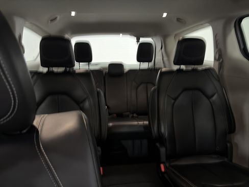 Used 2024 Chrysler Pacifica Touring-L FWD image 34