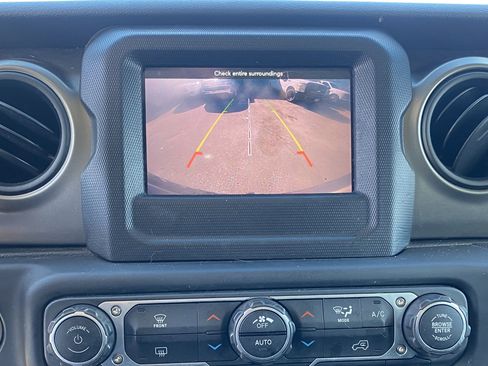 Used 2018 Jeep Wrangler Sport image 14