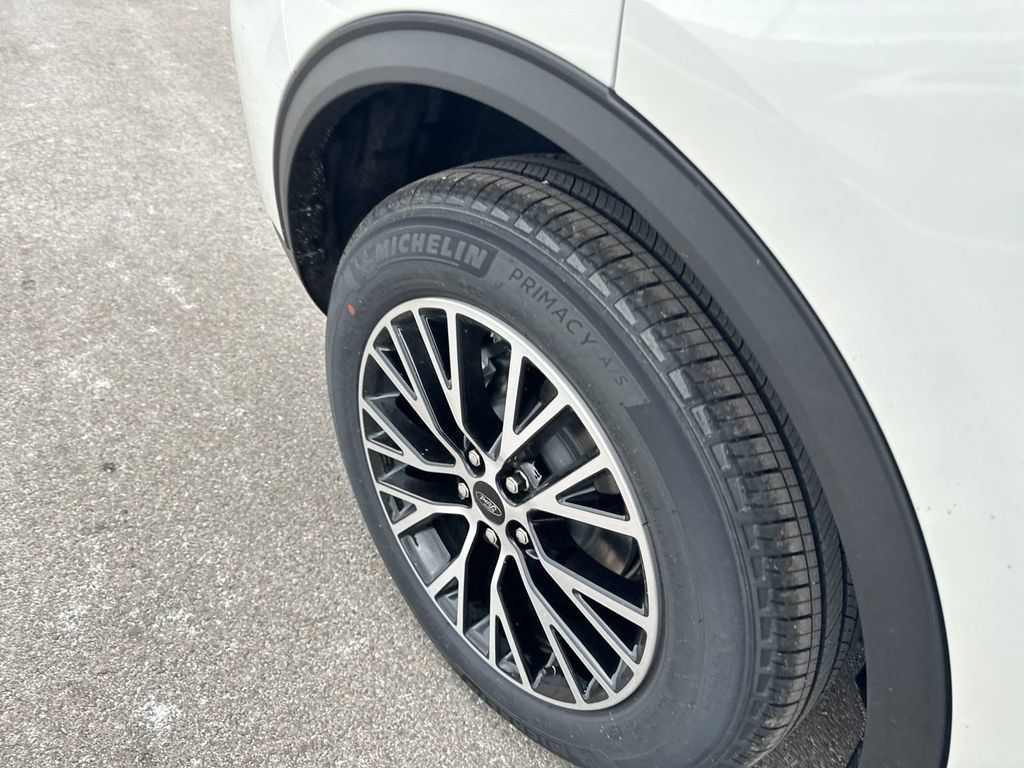 New 2025 Ford Escape SE FWD image 15