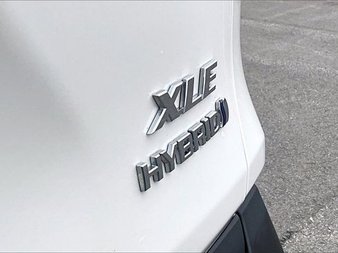 Used 2021 Toyota RAV4 XLE Premium image 8
