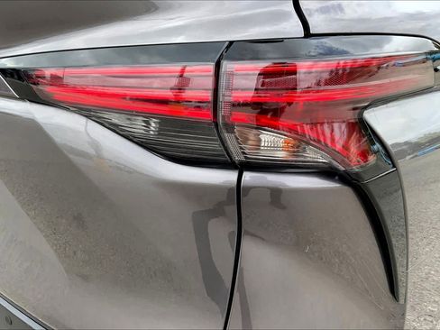 Used 2021 Toyota Sienna XLE image 30