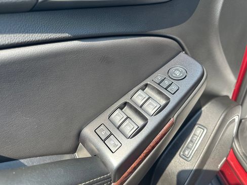 Used 2018 GMC Yukon SLT w/ HD Trailering Package AWD/4WD image 18